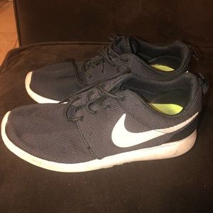 Black and white nike roche